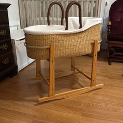 Design Dua Bassinet With Rocker