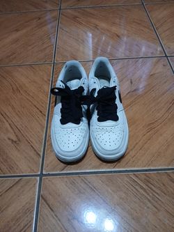 White nike shoes