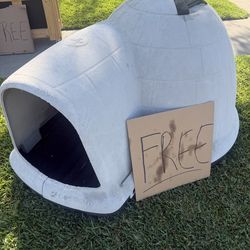 Dog house Free