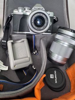 Olympus OM-D E-M10 Mark IIIs Camera Bundle