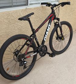 Giant Mountain Bike 27.5"