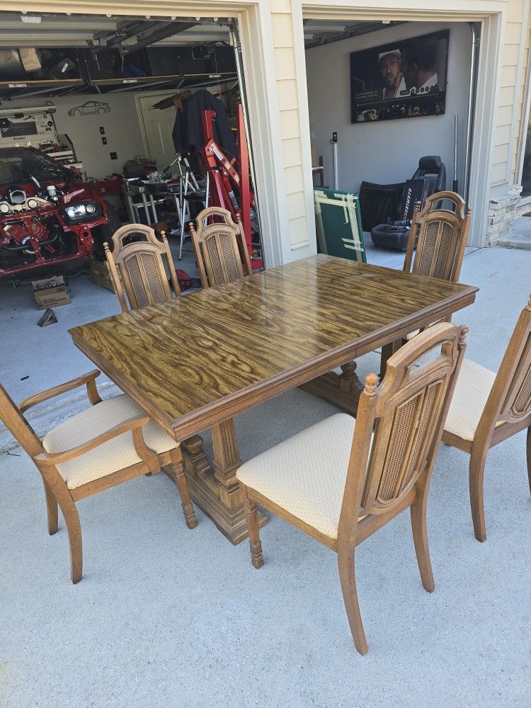 Dining Room Table w/ chairs (Like New)