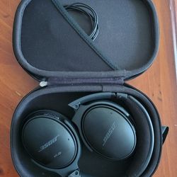 Bose Quiet Comfort 35 II Wireless Bluetooth Headphones with Noise Cancelling with cables and case.