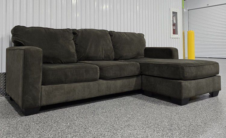 SECTIONAL COUCH WITH MOVEABLE CHAISE TO YOUR LIKING 
