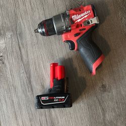Taladro Milwaukee Con Pila Nueva  Del 4 