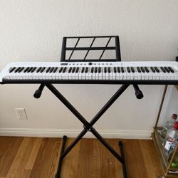 Brand new Electric Keyboard W/case & Pedal
