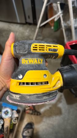 DEWALT DWE6423R 5 in. VS Random Orbital Sander with Pad