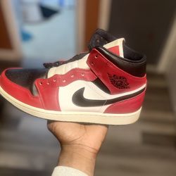 Jordan 1 Mid Chicago Toe
