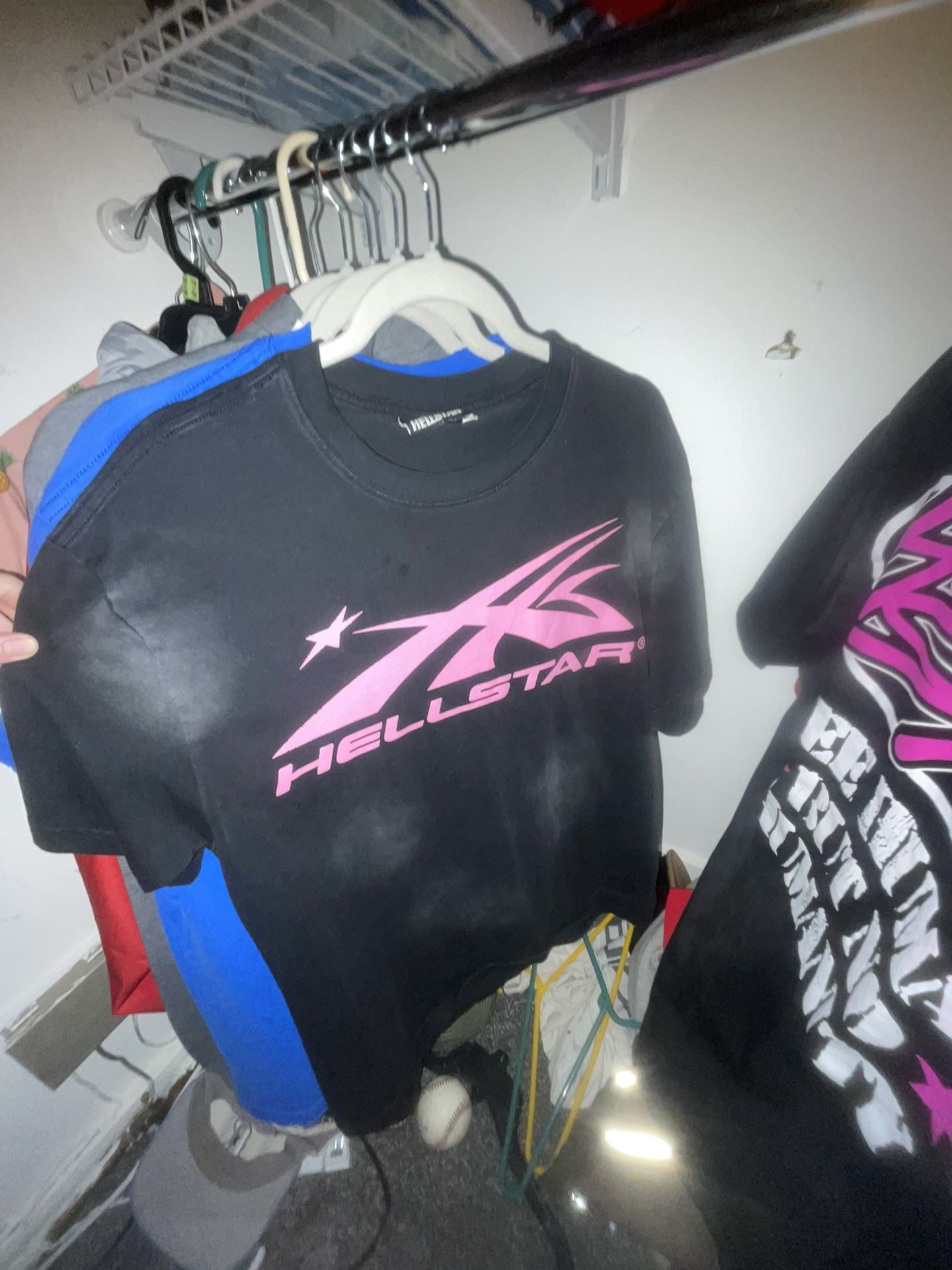 SMALL BLACK AND PINK HELLSTAR TEE SHIRT