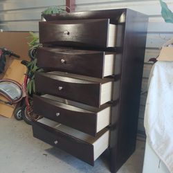 🧡 Precious Solid Wood Tall Dresser In Good Condition And Shape 🧡