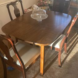Dining Room Table & Chairs