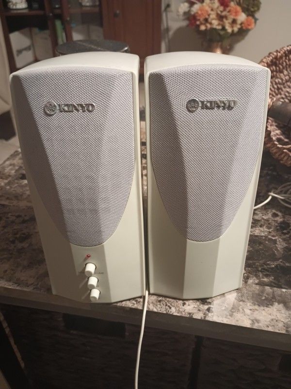 A Pair Of Kinyo 2.1 Amplified Speaker System Model SW-7352