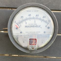 Dwyer 2001AV Magnehelic Differential Pressure Gauge (0-1.0"wc and (contact info removed) fpm)