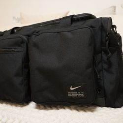 Nike Shoulder / Crossbody Gym Bag – Black