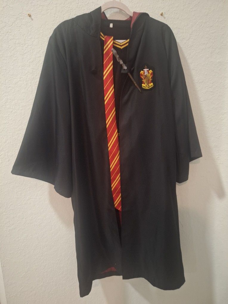 Harry Potter Gryffindor Robe Costume Set – Size Youth L – Includes Tie, Sweater Detail & Mini Wand