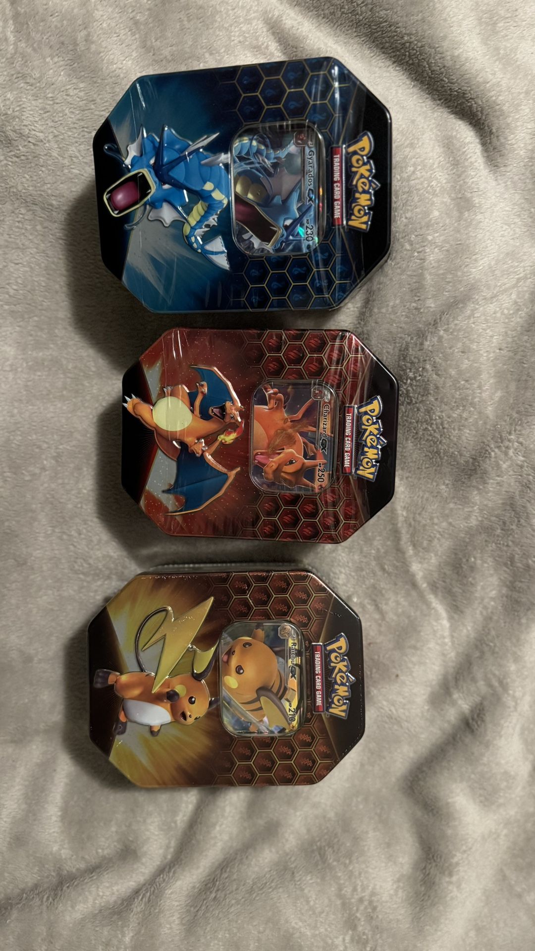 Pokemon Hidden fates tin Set complete