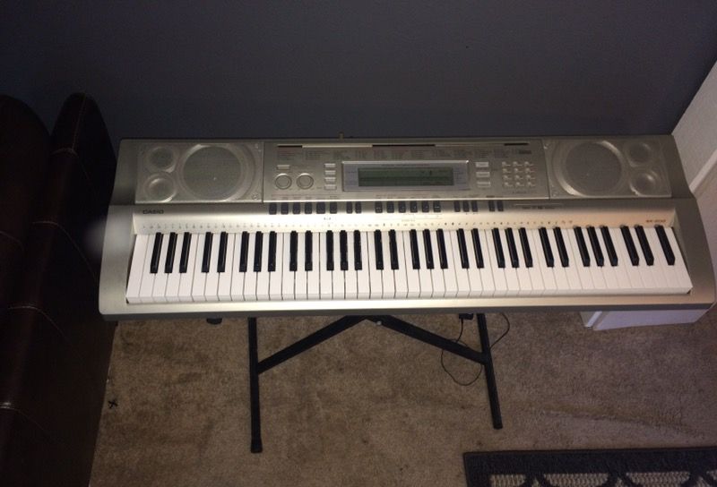 Casio WK-200 keyboard With 76 touch-sensitive piano style keyboard