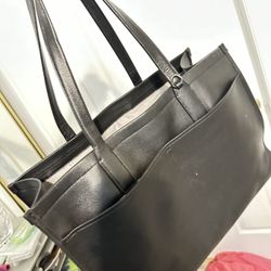 TUmi all leather $400 Tote With Dust Bag IUsed Like 20 Times $400