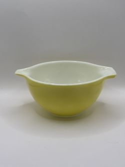 Pyrex vintage yellow 1.5 pint bowl