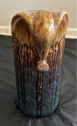 Elephant vase stand
