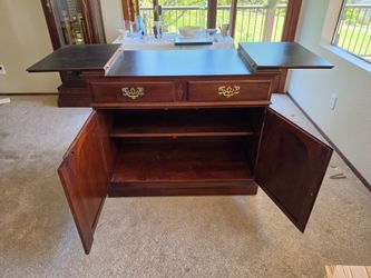 Ethan Allen Solid Wood Server / Bar Cabinet – Excellent Condition