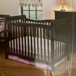 Baby Crib - Convertible 4 in 1