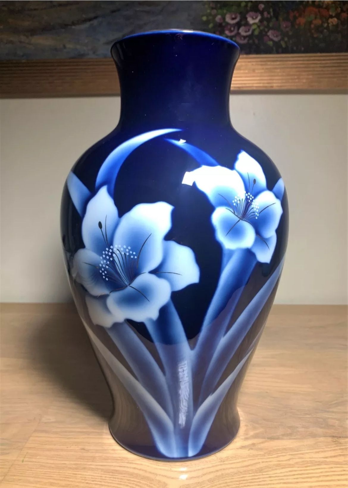 JAPANESE COBALTBLUE VASE WITH HAND PAINTED FLOWERS IN WHITE & GOLD RARE 