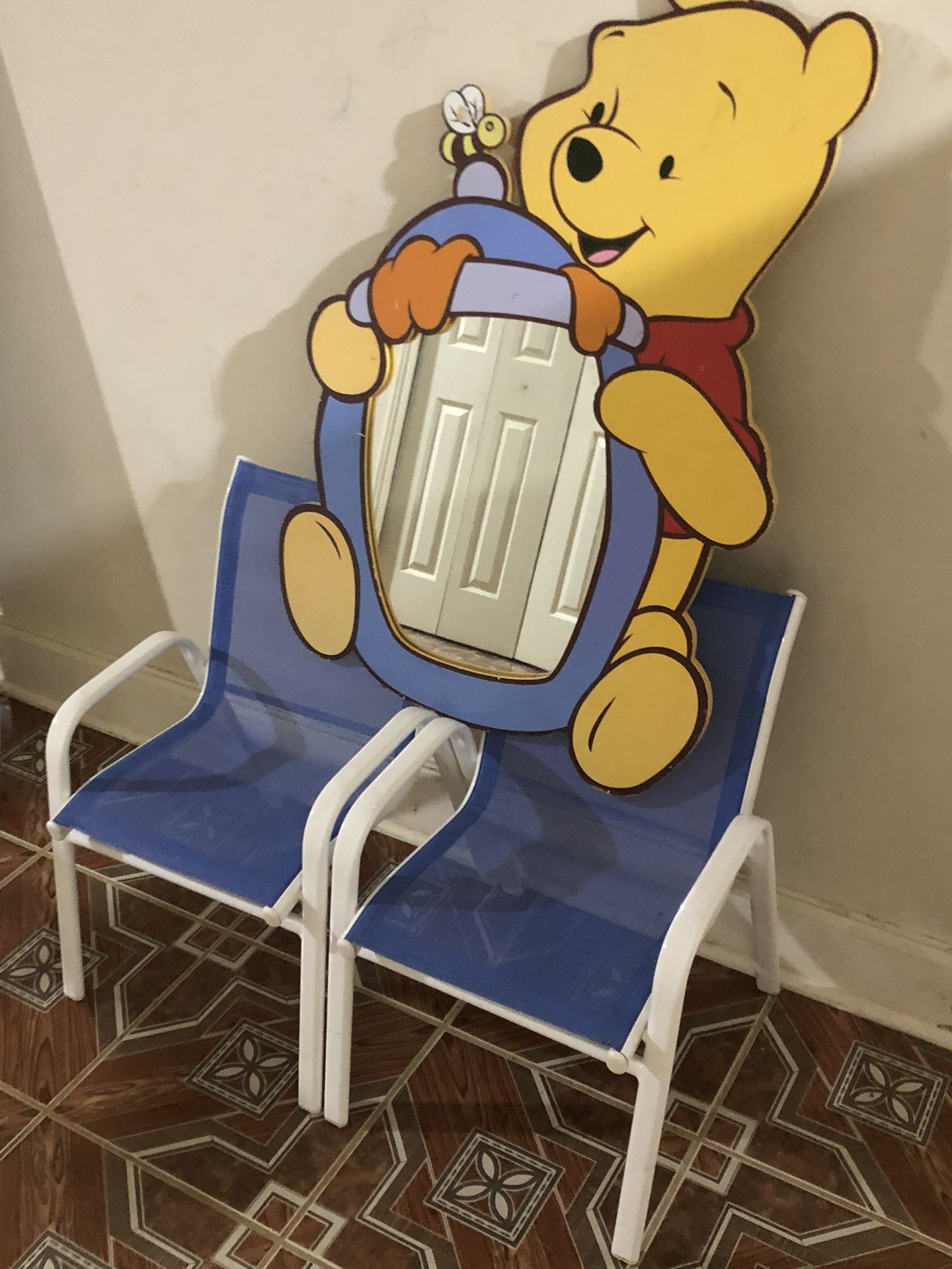 Winnie-the-Pooh mirror + 2 chairs