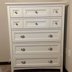5 Drawer Dresser Very Good Condition Comes With Night Stand As A Set