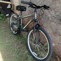 ROADMASTER Mountain Bicycle / 24 Inch Bike ( Roadmaster Bicicleta De Montaña 24 Pulgadas )
