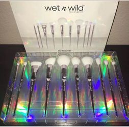 WET N WILD BRUSH SET! NEW SEALED MAKE AN OFFER!!