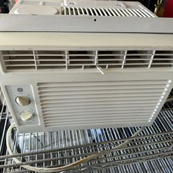 GE 150-sq ft Window Air Conditioner (115-Volt; 5000-BTU)