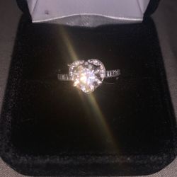 14k White Gold Natural Diamonds And Baguettes