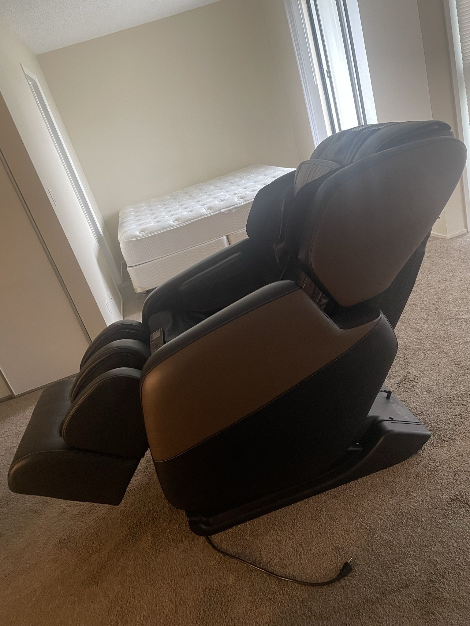 Brookstone Cordless Shiatsu Neck & Back Massager with Heat for Sale in  Pasadena, CA - OfferUp