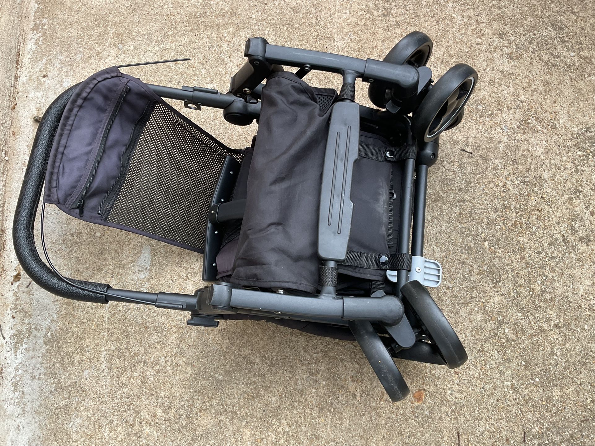 A Small Good Quality Stroller, Easy To Fold ( NO SHIPPING)