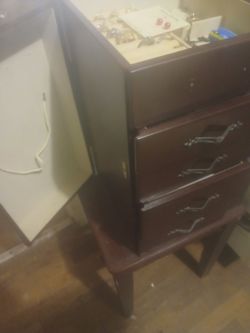 Wooden jewelry box