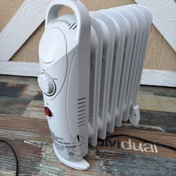 700W Small Oil Heater for Indoor Use, Portable Oil Radiator Heater, Overheat Protection, Silent Operation, Adjustable Thermostat, 2 Heat Settings, Com