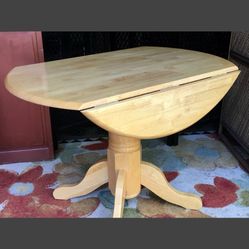 Drop-Leaf Round Dining Table. Solid Maple Wood. 42" Diameter x 30"H - Excellent condition