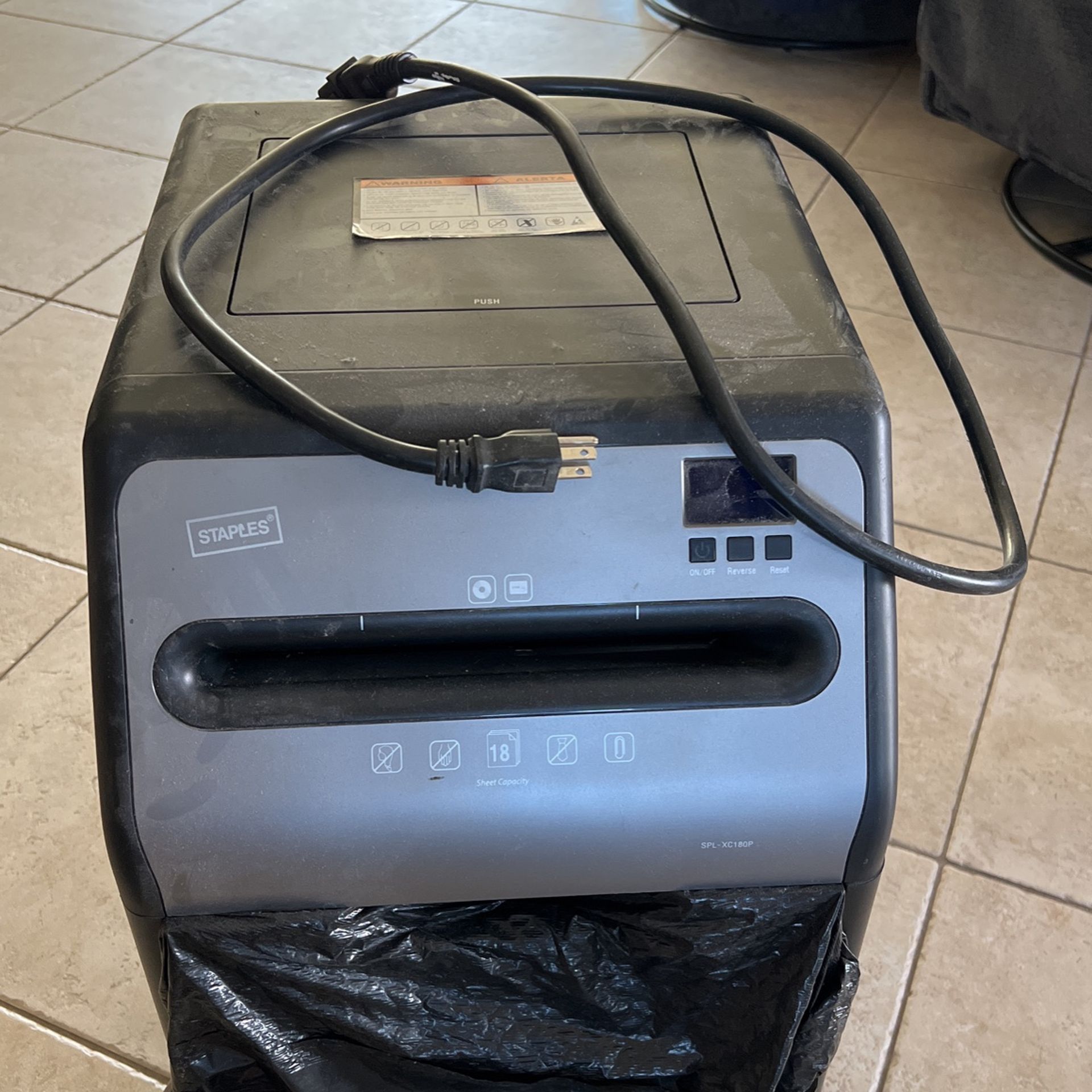 Staples Shredder SPL-XC180P for Sale in Glendale, AZ - OfferUp