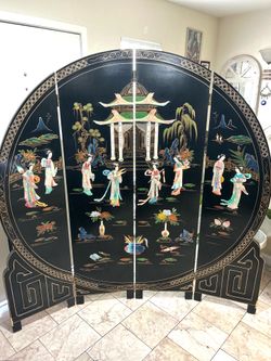 6ft  Tall Black Lacquer Round  Room Divider  Royal Ladies Excellent Condition.      No Delivery Pls