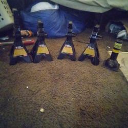 4 2 1/4 Ton  BlackJackstands And A Bottle Jack