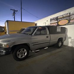 Dodge Ram 1500 color gris