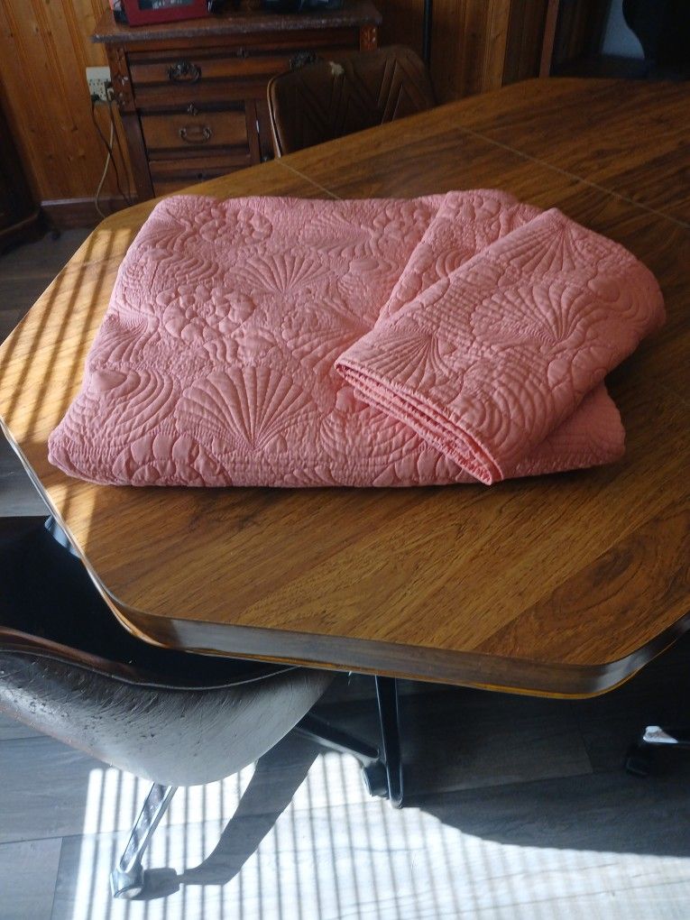 QUEEN SIZE COMFORTER 2 Pillow Shams