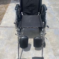Wheelchair with adjustable footrest 