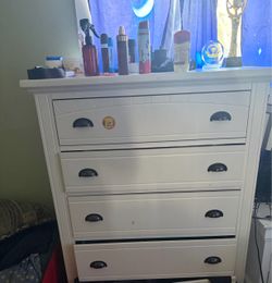 2 white dressers