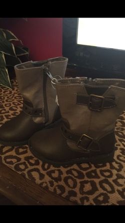 8c boots new with tags