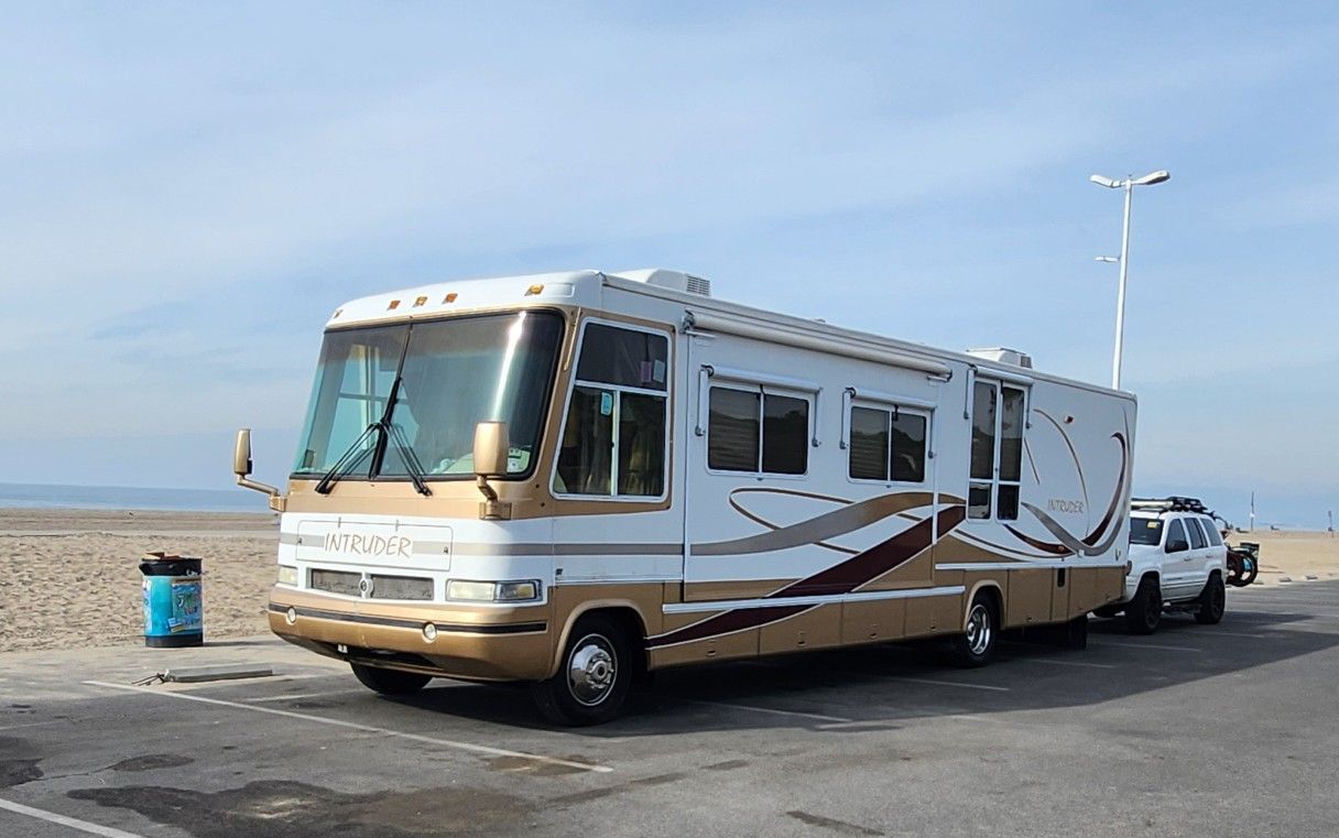2000 Damon Intruder 359 – 36 Ft Two Slide Out RV Runs Great Everything Works