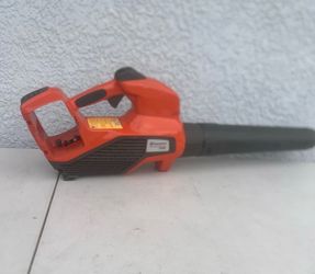 Husqvarna 320iB Handheld Brushless Blower Bare Tool Only. Used in good condition with some cosmetic blemishes. These blemishes are in the form of some
