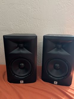 JBL 305 Monitor speakers