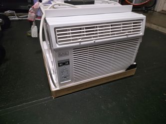Black + Decker window air conditioner a/c unit 12,000 BTU (LIKE NEW) very powerful